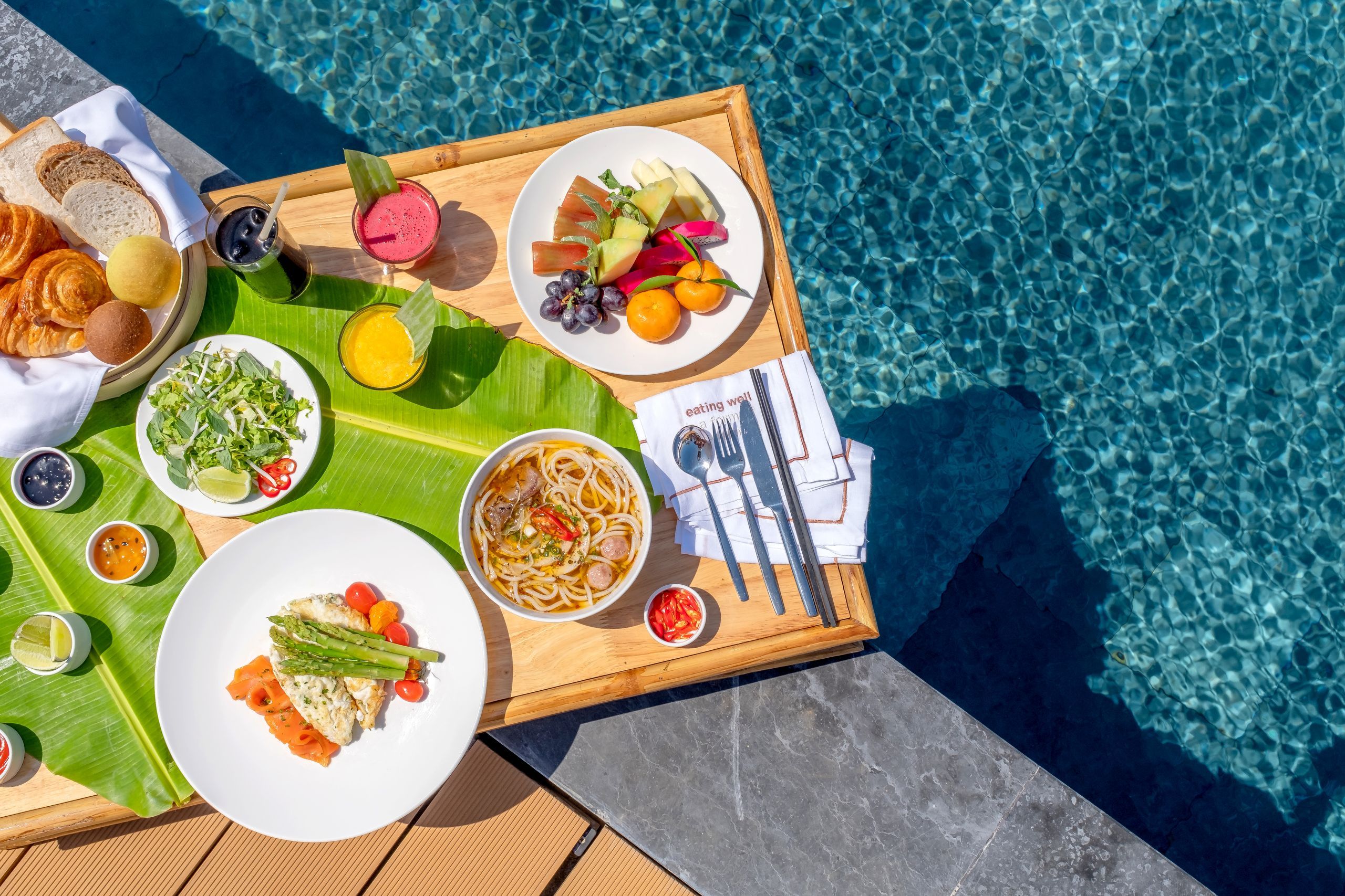 Mittag am Pool